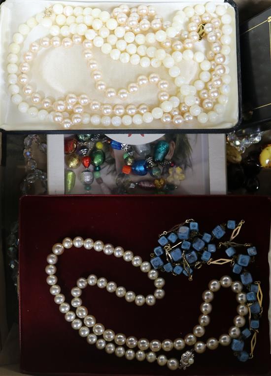 A quantity of assorted costume jewellery.